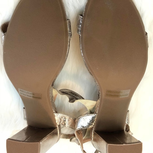 🆕Report Gold Metallic Ruffle Asymmetrical heels 9 - Picture 6 of 7